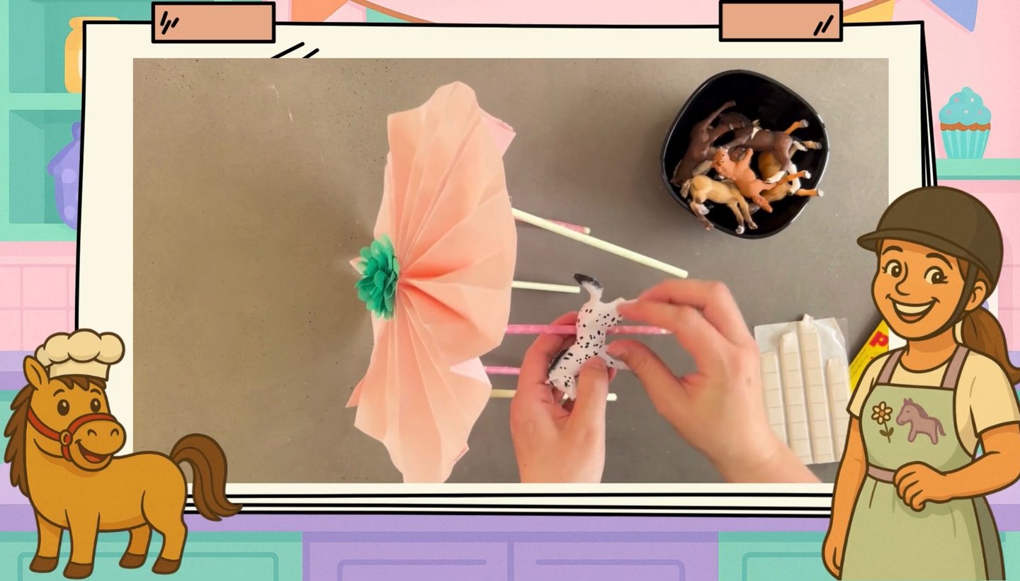 Frau bringt Schleich-Pferde mit Glue Tack am Strohhalm an