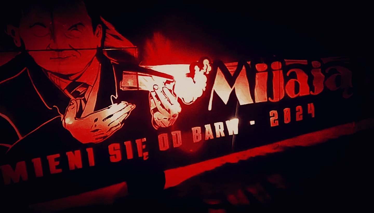 folia podświetlana pirotechniką baner pirotechniczny race morskie stroboskopy