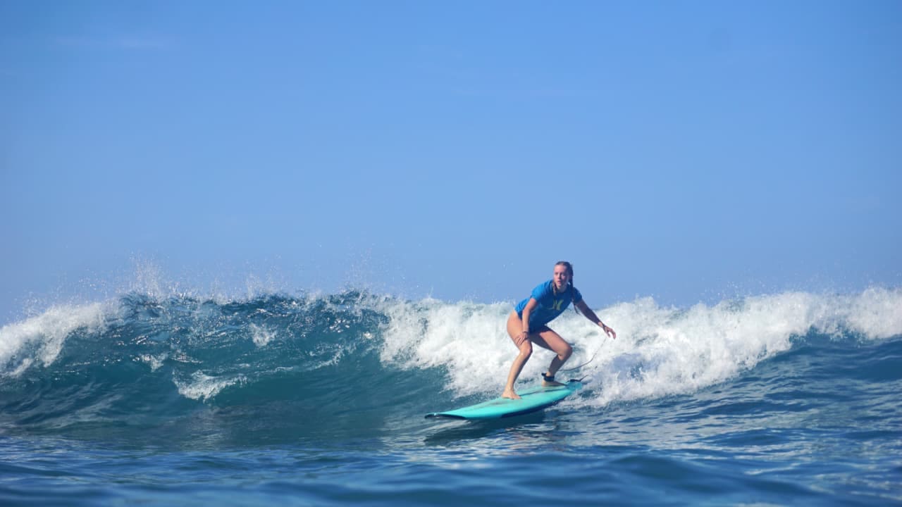 estudiante parade en la tabla de surf en una ola en puerto escondido