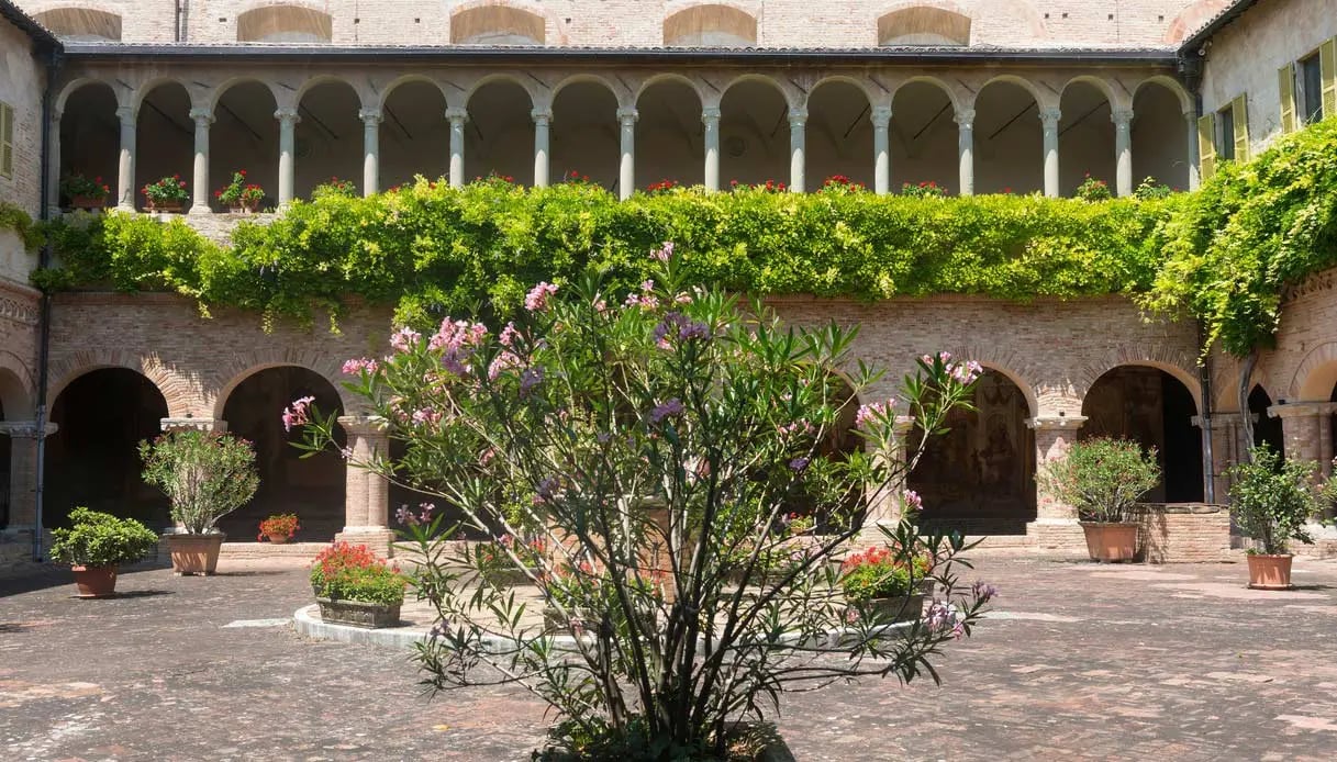 Basilica medievale e vicoli antichi Marche