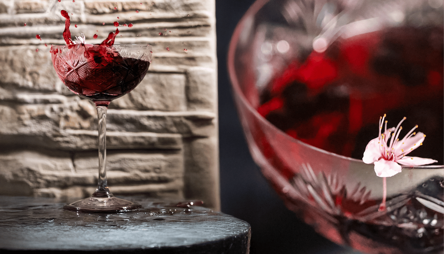 Calice di vino rosso in splash creativo fotografato da Gaudife a Bologna – still life emozionale per brand artigianali.