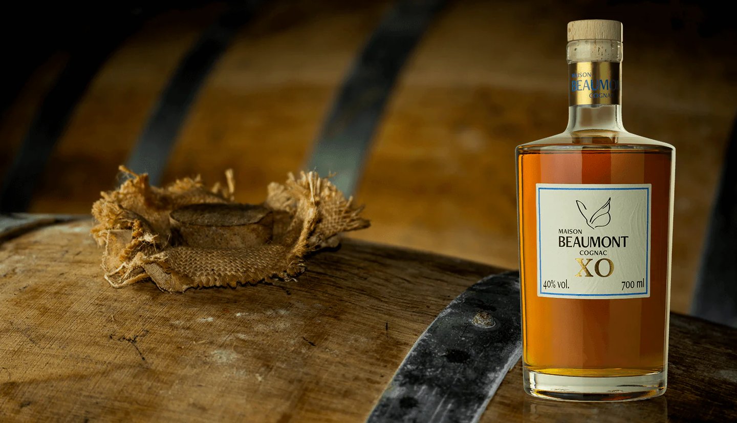 Bouteille de XO sur fond de barriques 