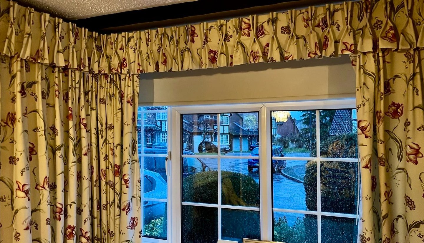 Soft pelmet with stitched pleats