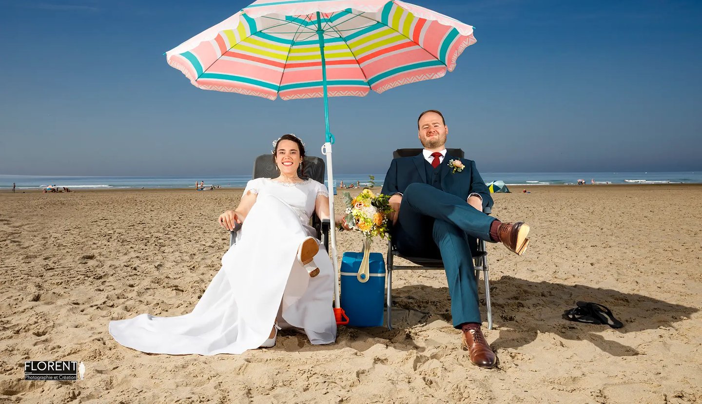 mariage- calais saint omer-couple-humour-sur-plage-glaciere-et-parasol-florent-studio-photographe-lille-le-touquet-paris-c