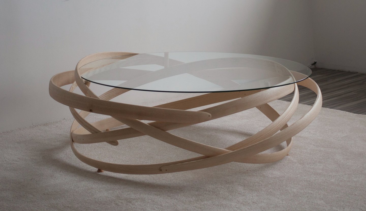 le mouvement d'une pièce de monnaie a été l'inspiration première pour cette table basse d'envergure