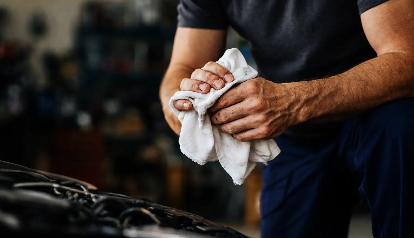 Mani di meccanico in officina, concept visivo Hulemex su manutenzione, impegno e affidabilità.