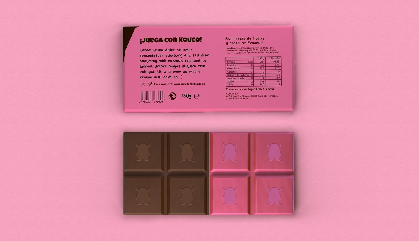 Diseño de la parte trasera del packaging de Kouco junto con una tableta de chocolate marcada con el personaje del logotipo