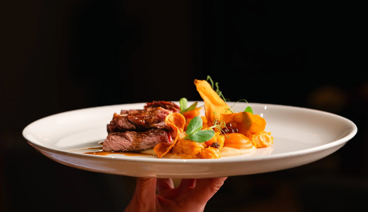 Pluma ibérica a la brasa con verduras de temporada, restaurante Es Mestral Ses Salines