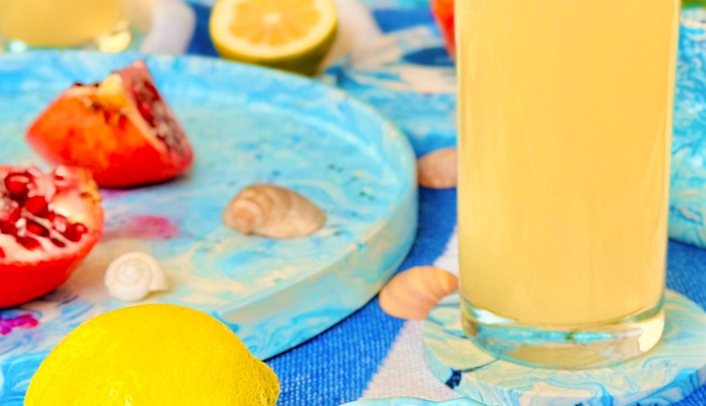 table méditerranéenne avec citron et grenade