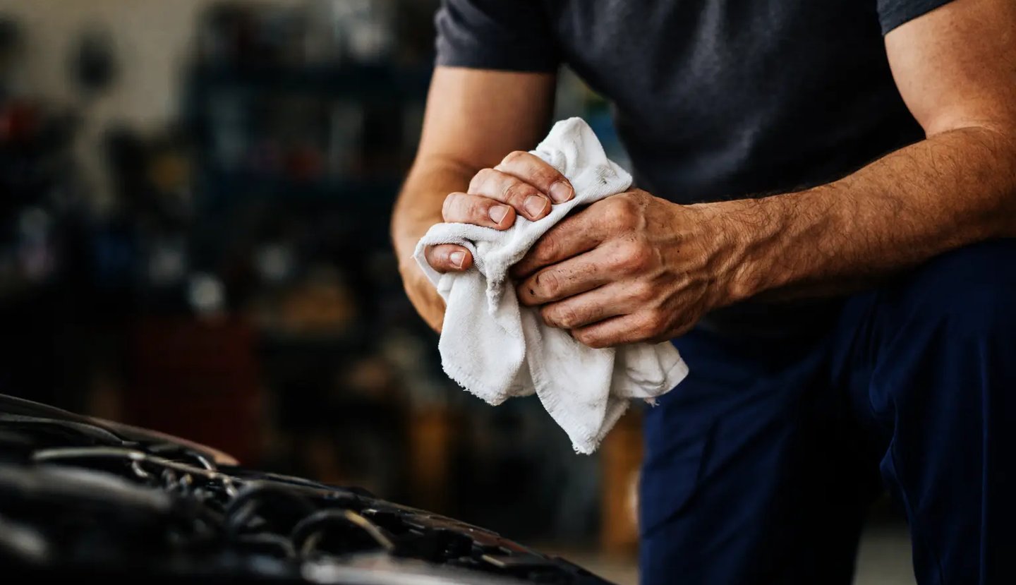 Mani di meccanico in officina, concept visivo Hulemex su manutenzione, impegno e affidabilità.