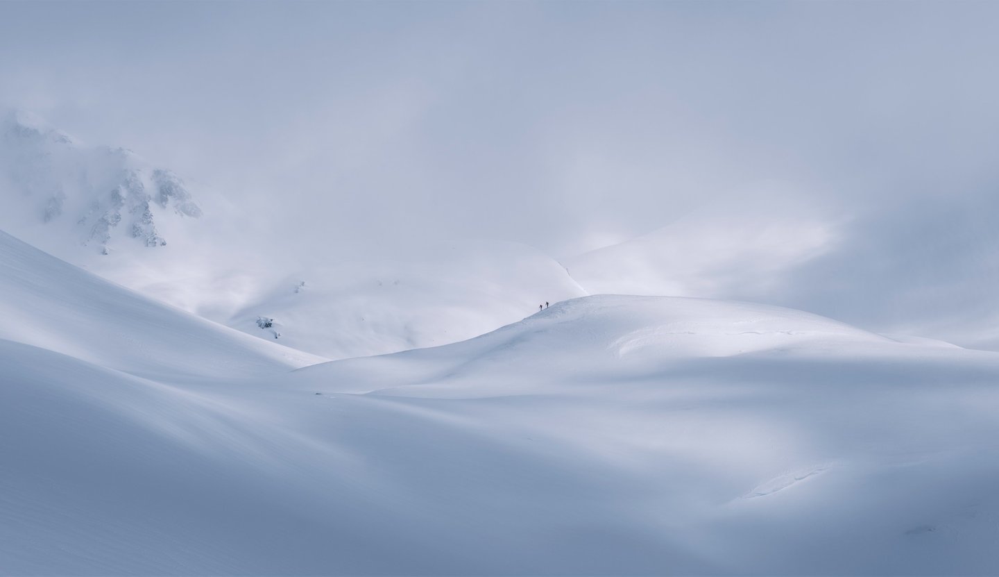 Deux randonneurs sous le col d'Arsine (Ecrins) le lendemain d'une chute de neige