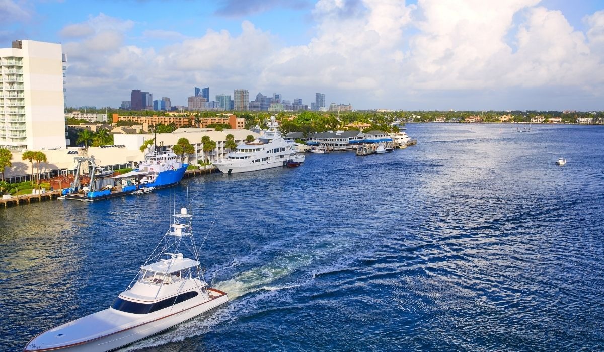 yacht cruising in florida waterway