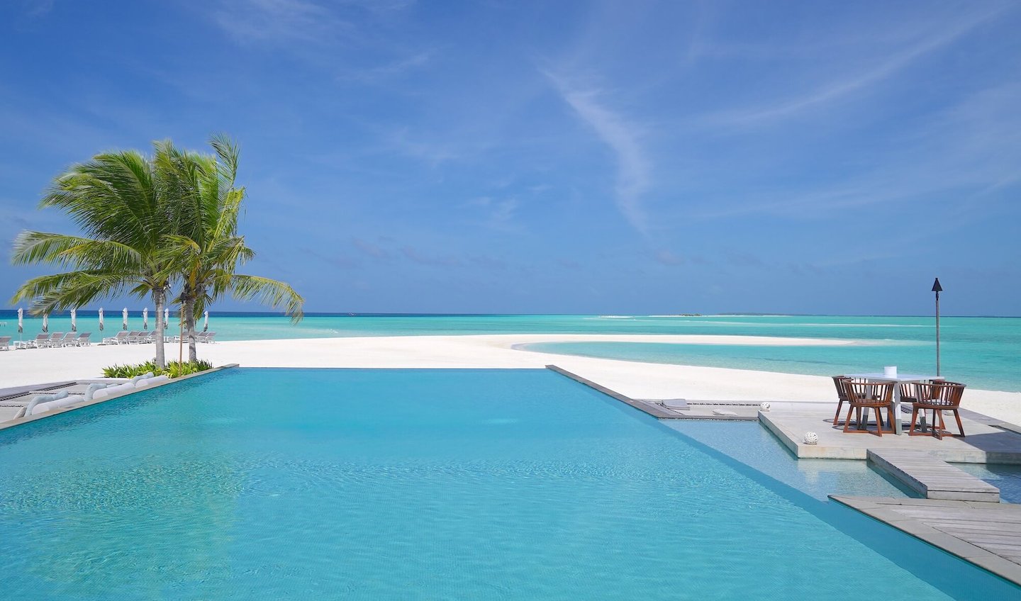 Four Seasons Landaa Giraavaru Maldives blu pool