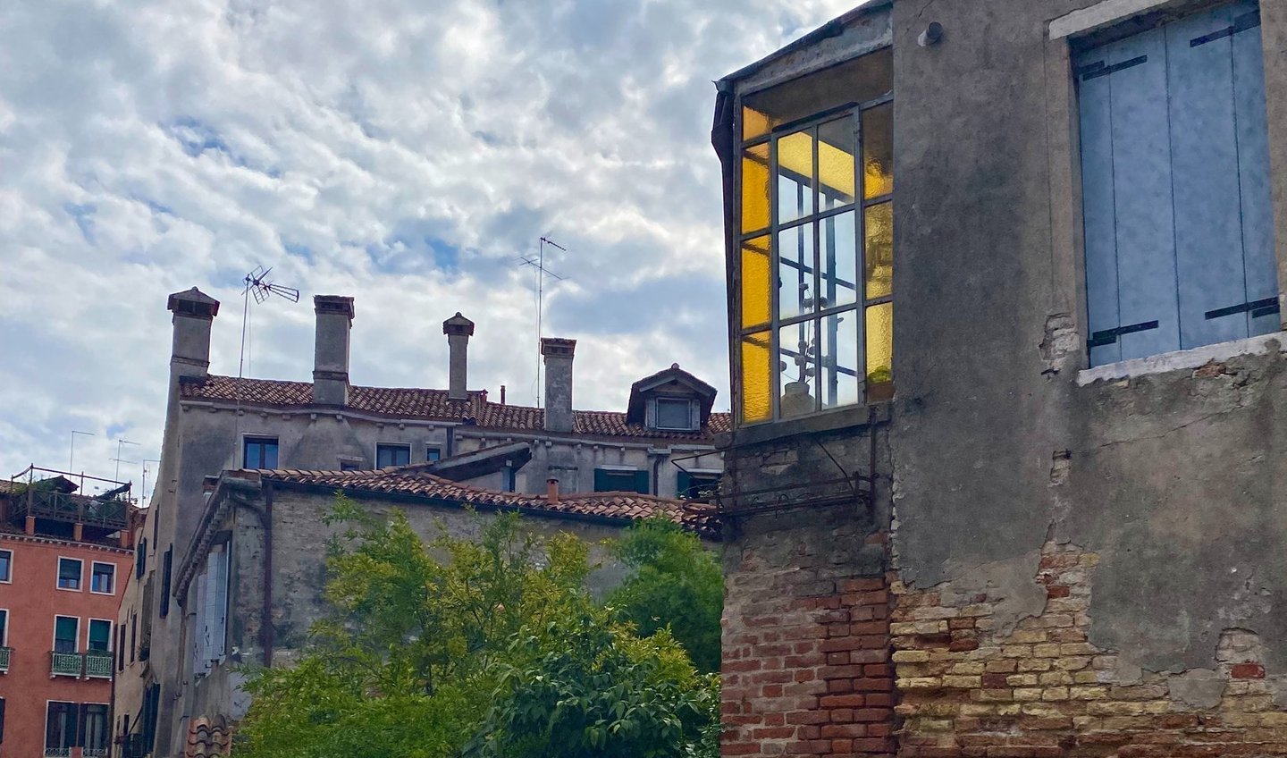 Arquitectura histórica en Venecia, inspiración para el diseño de refugios personales de Atípico