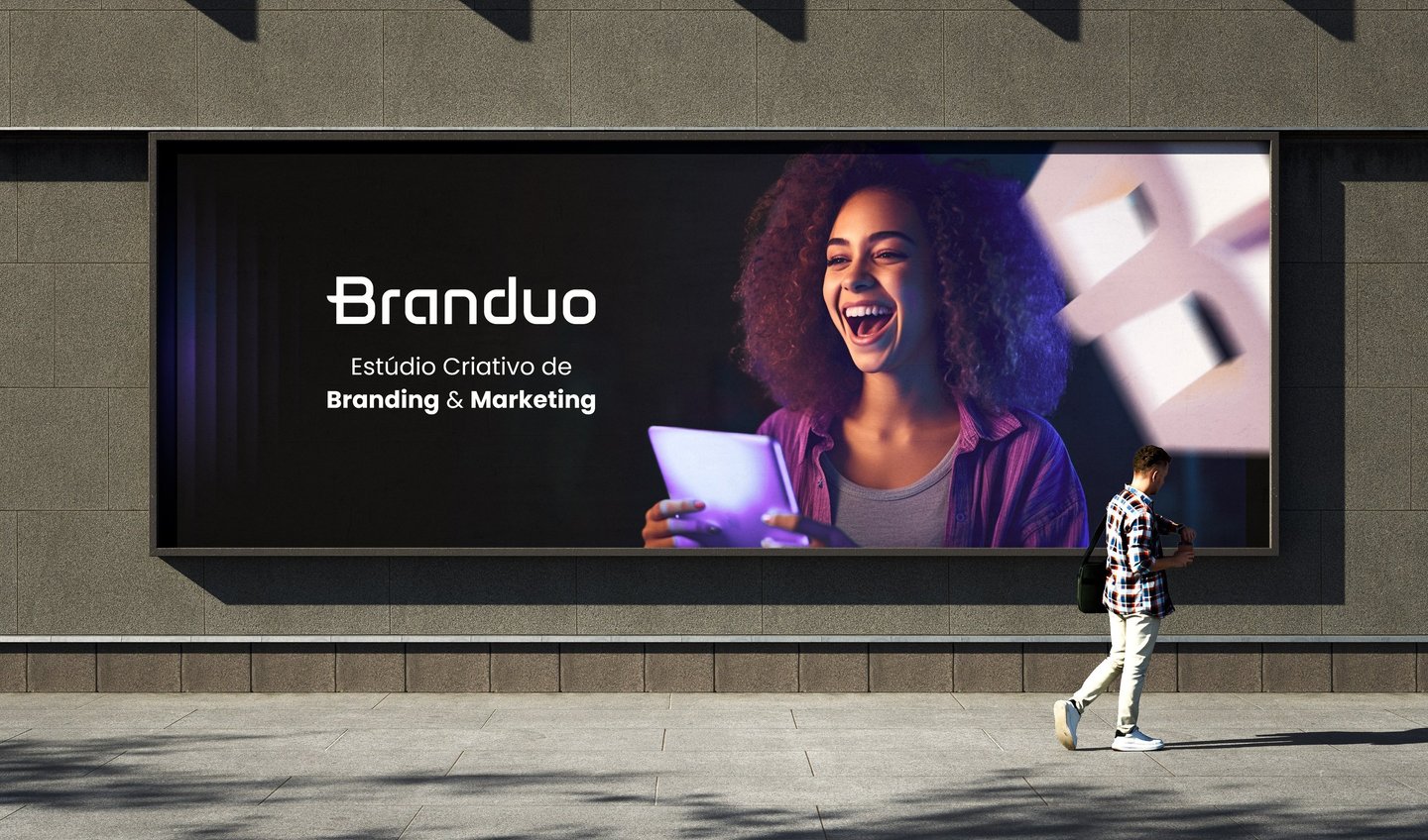 Painel externo com anúncio do Branduo, estúdio criativo de Branding e Marketing.