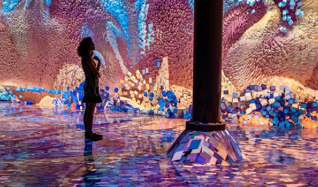 Refik Anadol utilizam dados e algoritmos para criar instalações imersivas que transformam informação