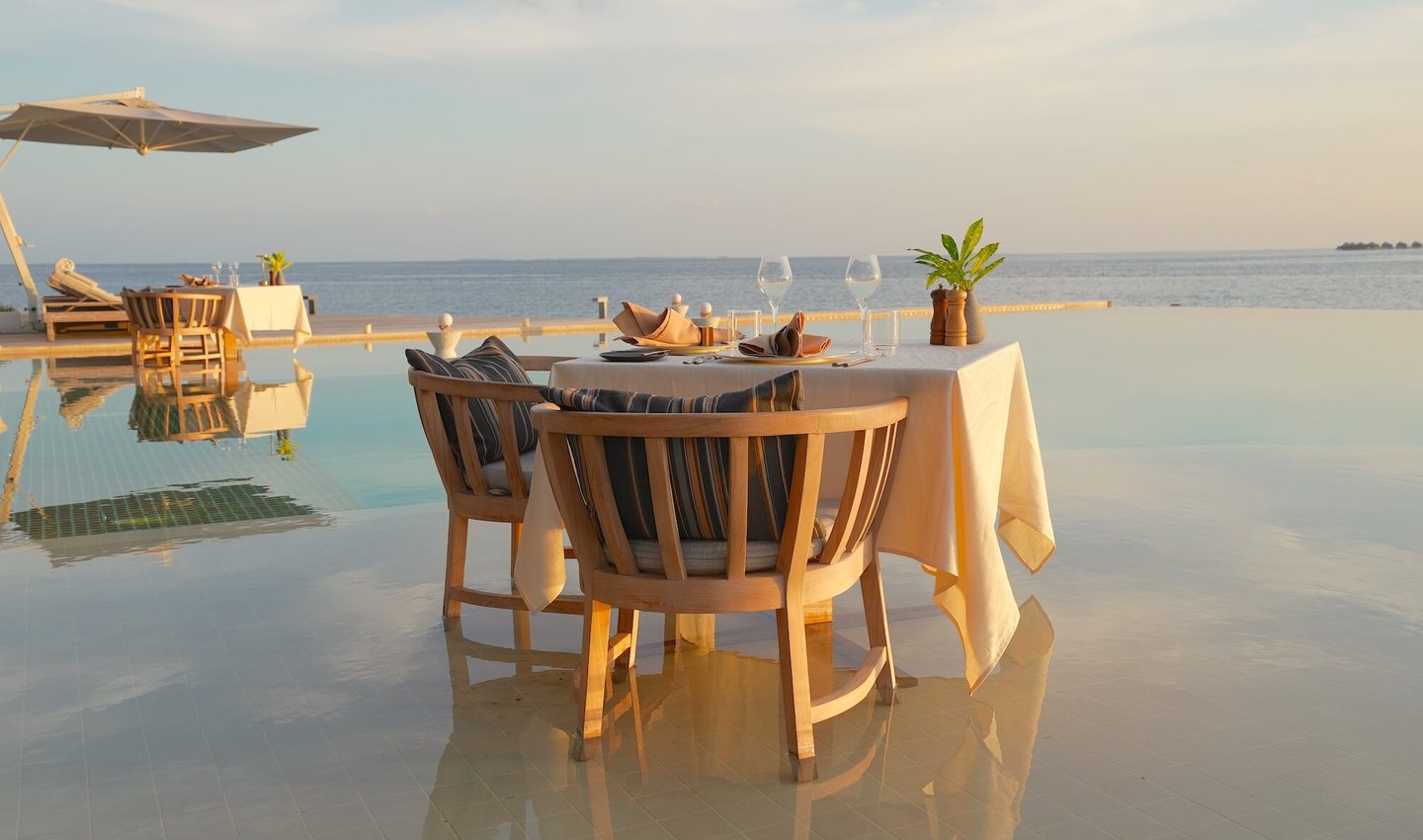 kudadoo maldives private pool dining