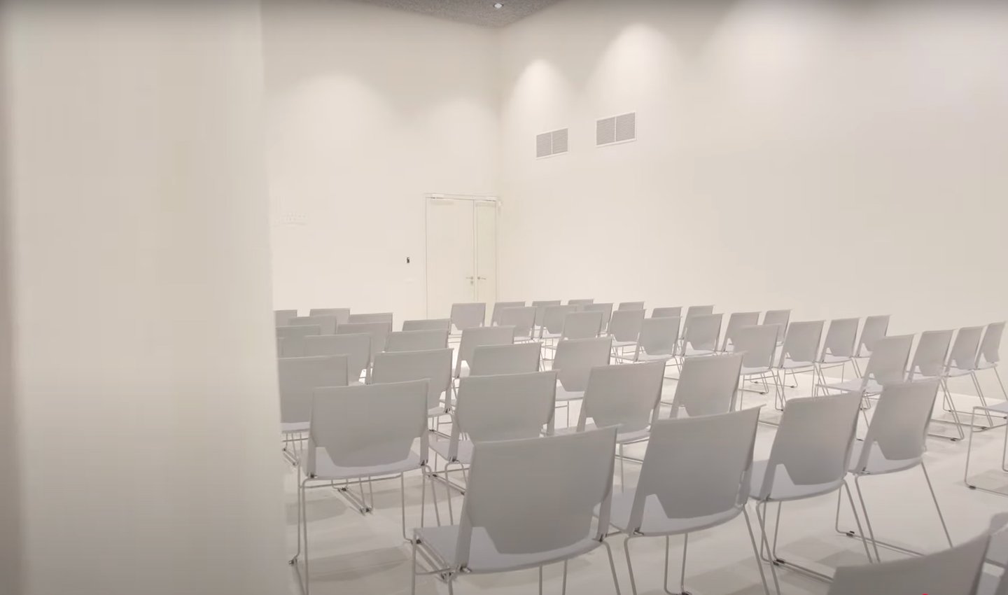 Akustikos suvaldymas konferencinėje erdvėje