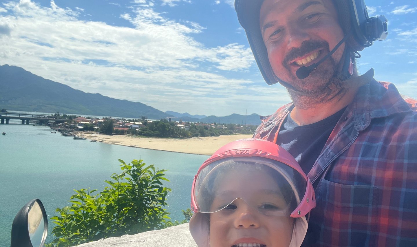 Expert du Vietnam en voyage à moto à travers le pays