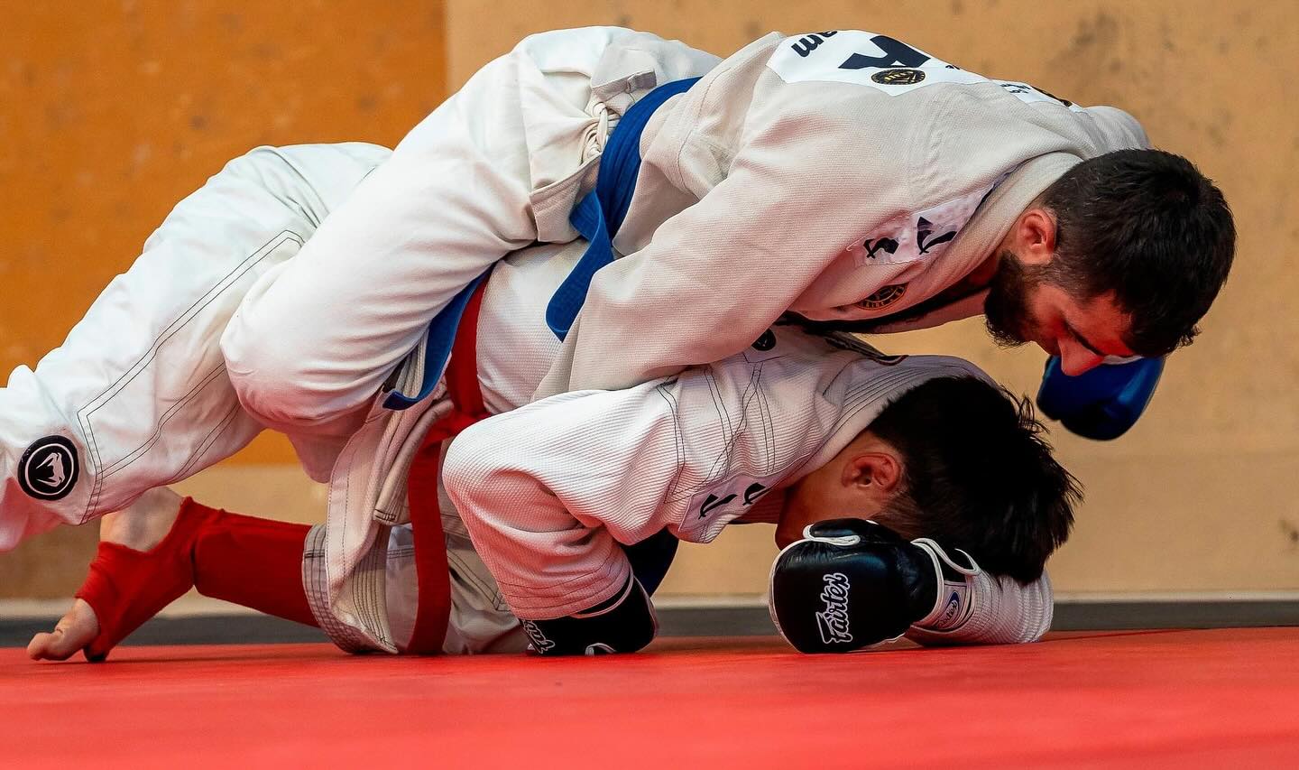 luchadores de Combat Ju Jutsu en una pelea reglam,entaria de la FECJJ