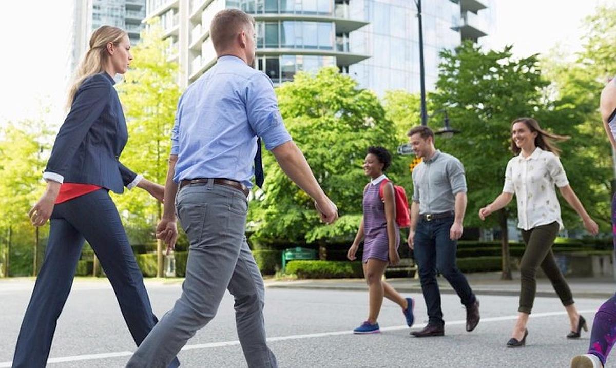 Precautions While Walking On The Streets During Travel