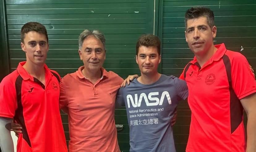 Posando el equipo de frontenis amater