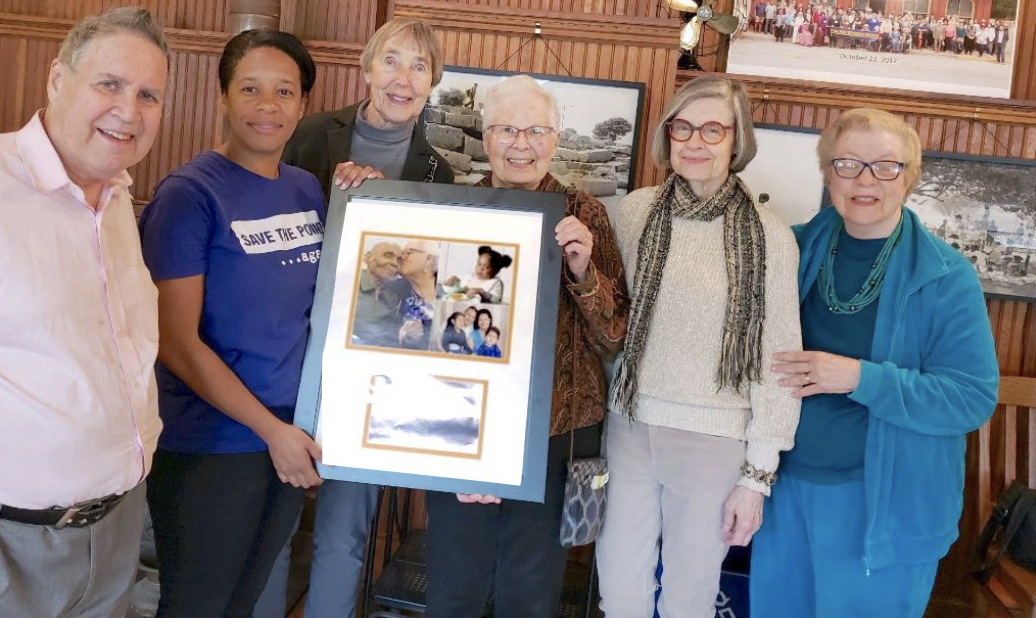 Service League presents award from Chicago Commons to HP Historical Society for Archives