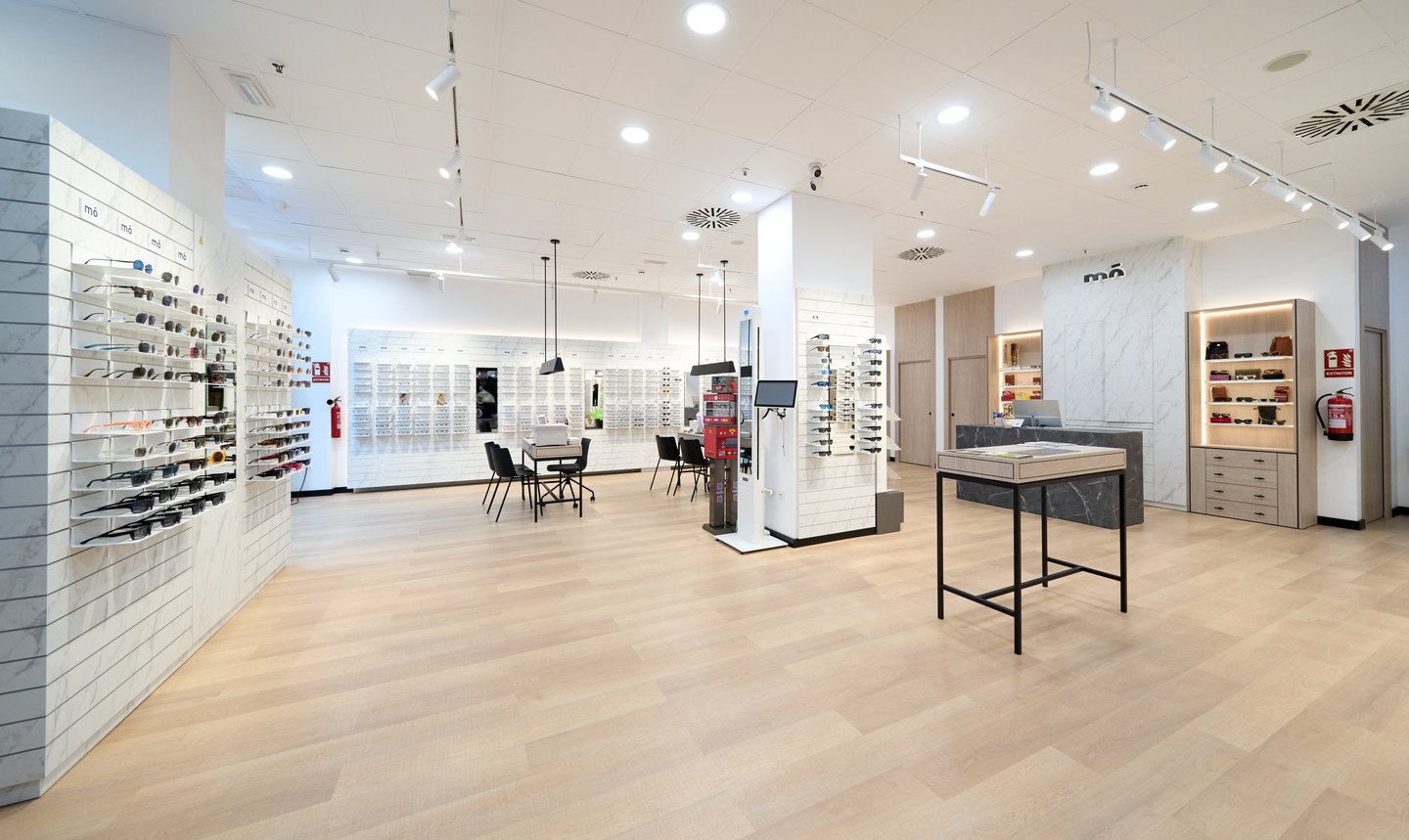 Decoración interior para ópticas modernas realizada por MSDecop