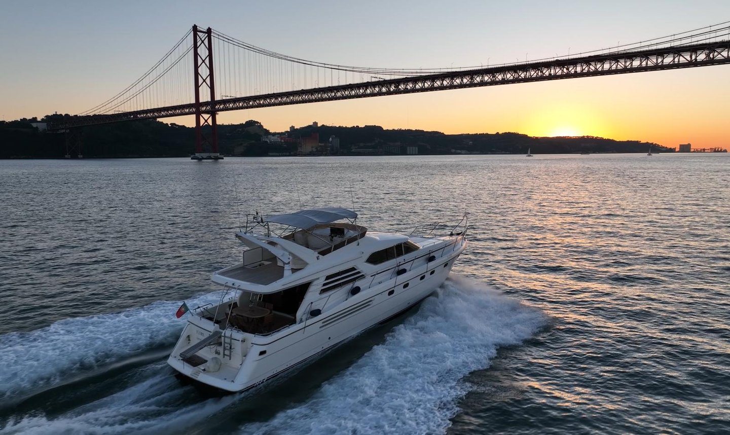 Sortie en Yacht P65 pour un magnifique coucher de soleil à Lisbonne