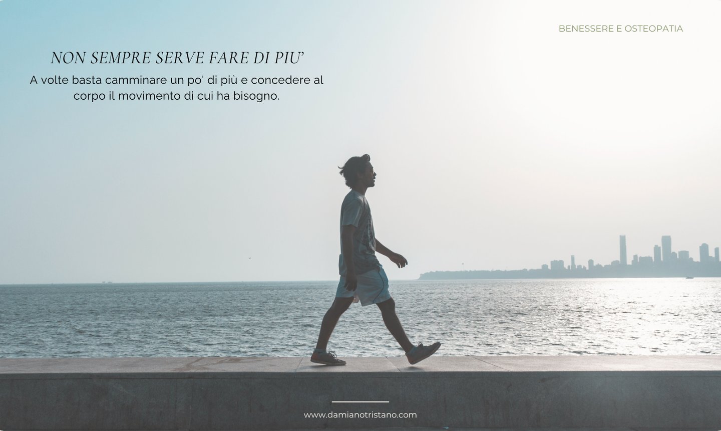 Persona che cammina all'aria aperta durante una passeggiata estiva per favorire benessere e moviment