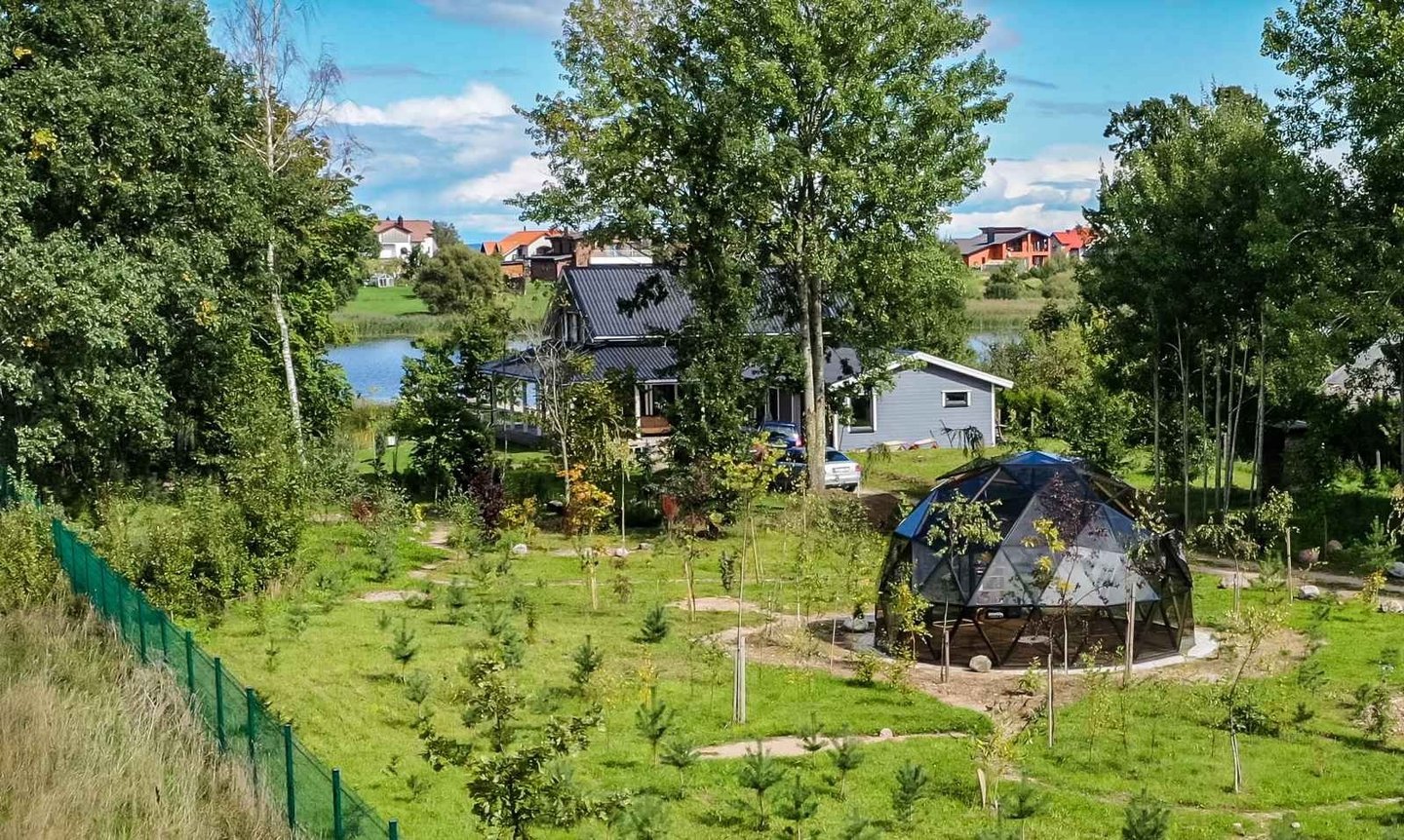 Nedidelis kupolas gyvenamojo namo sode
