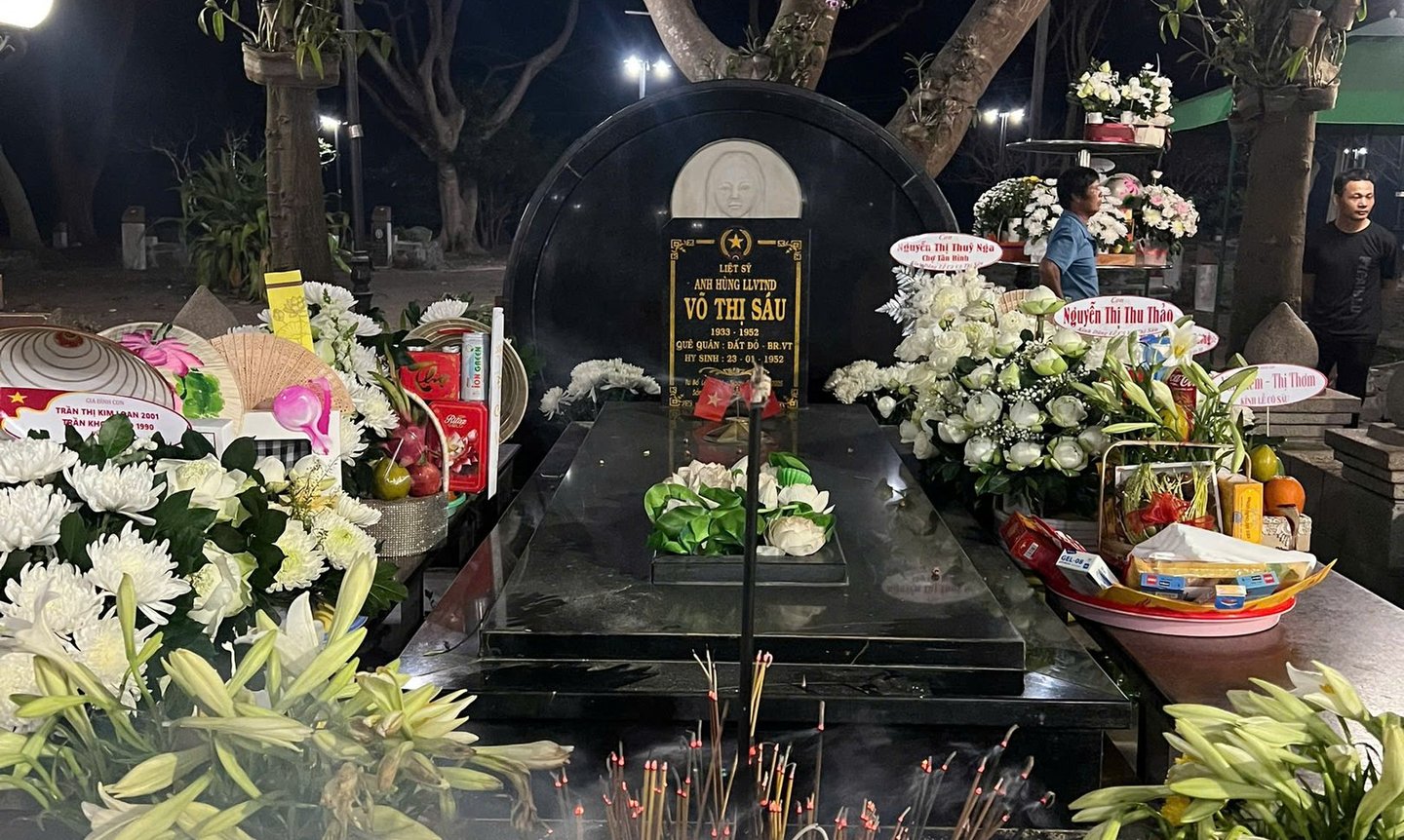 mo-co-vo-thi-sau-con-dao