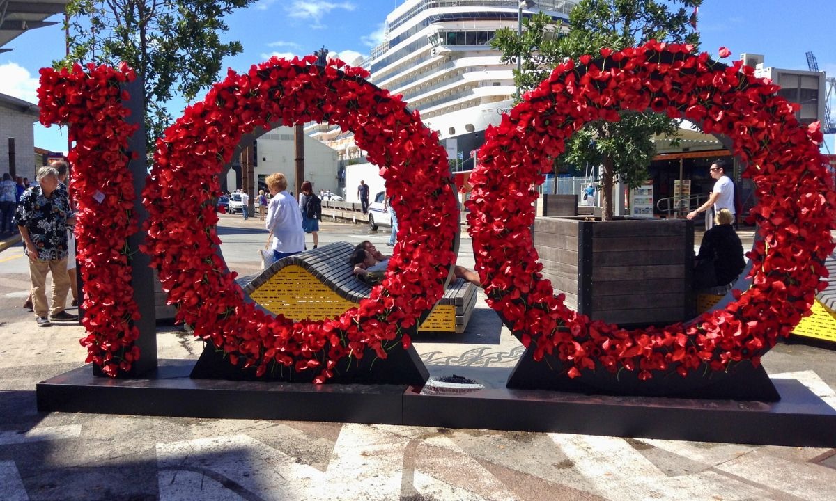 Navio de cruzeiro atracado no porto de Auckland durante as comemorações de 100 anos do Anzac Day