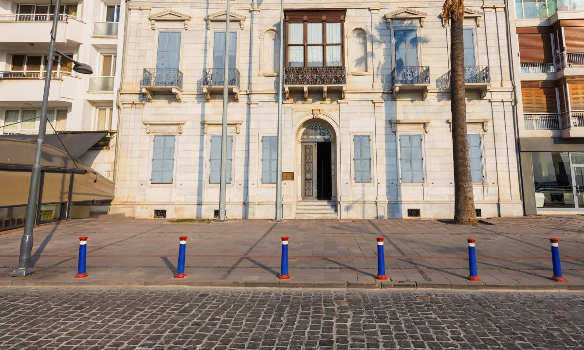 Fachada do Museu Atatürk em Izmir, destacando sua arquitetura histórica.