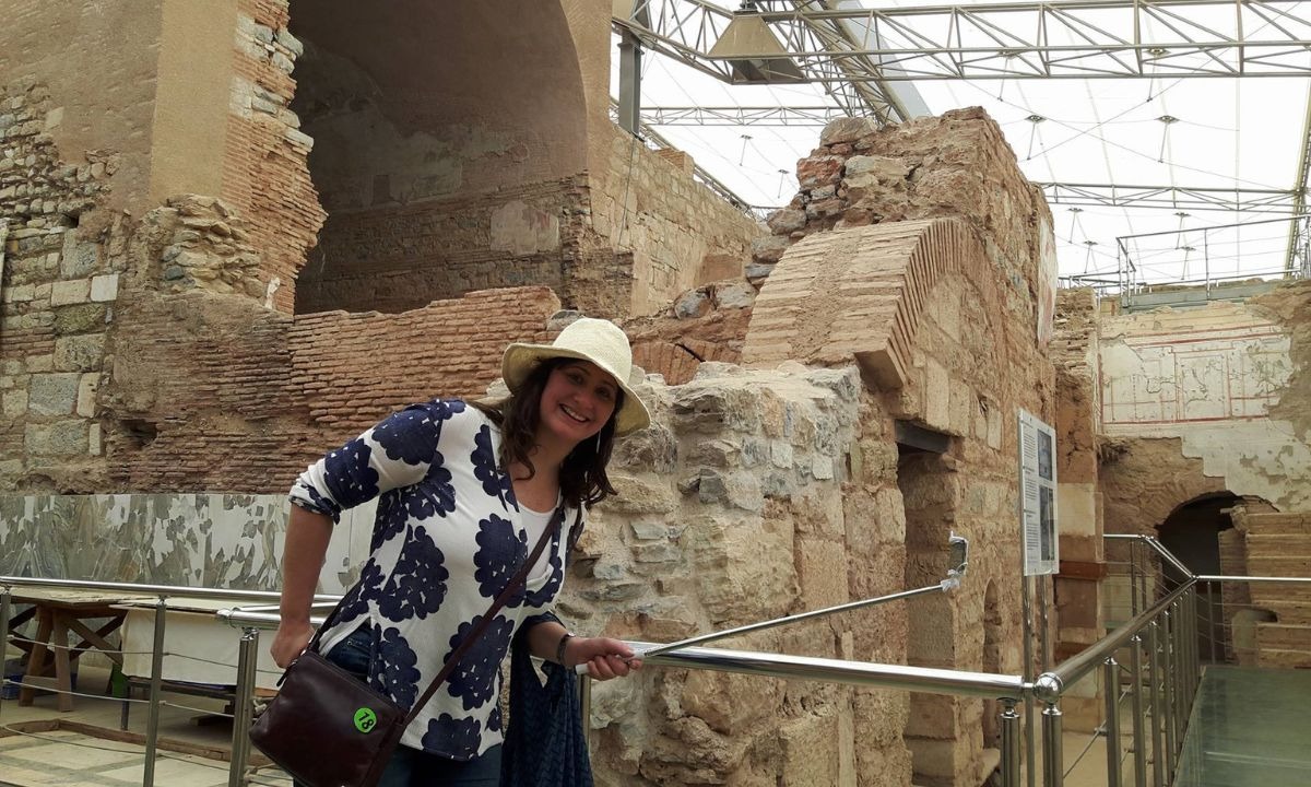 Foto da autora durante a excursão em Éfeso, explorando as ruínas históricas.