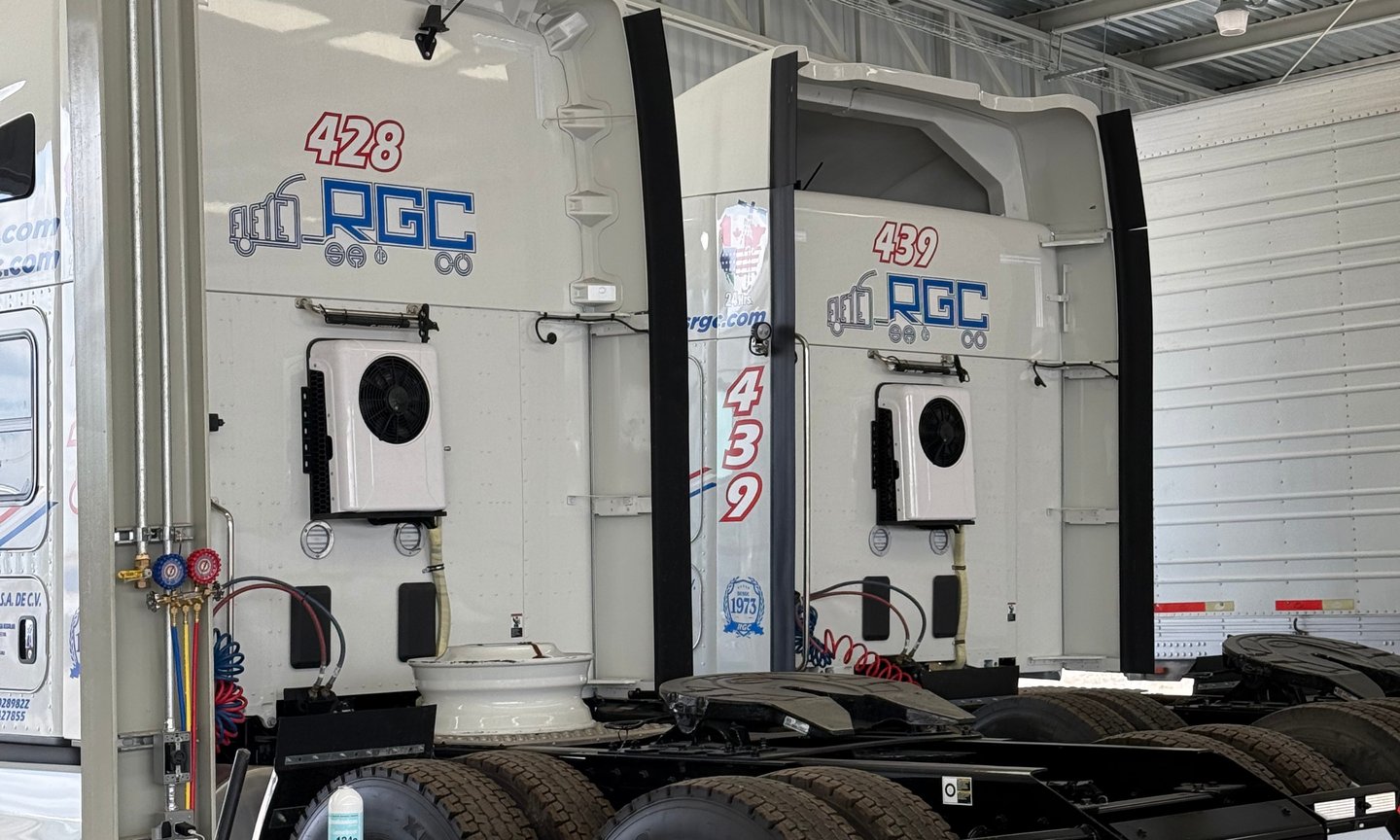 2 Tractocamiones con unidad de Aire Acondiconado 12V