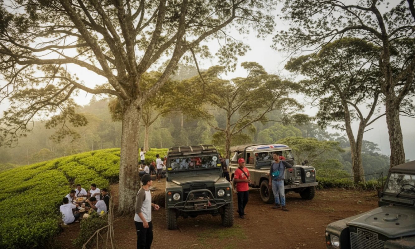 Aktivitas offroad Pangalengan, jeep Land Rover parkir di pinggir kebun teh