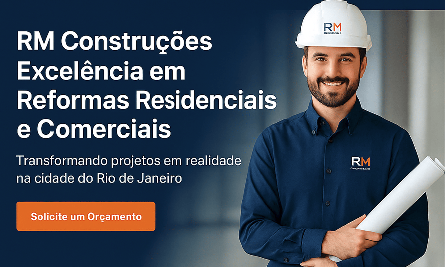 Equipe de engenheiros da RM Construções reunida analisando projeto de obra com capacetes de seguranç