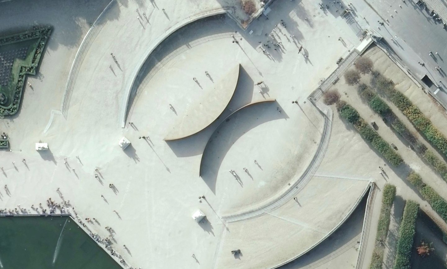 Vue aérienne de "Clara-Clara" (1983) de Richard Serra au jardin des Tuileries © Richard Serra/ ADAGP