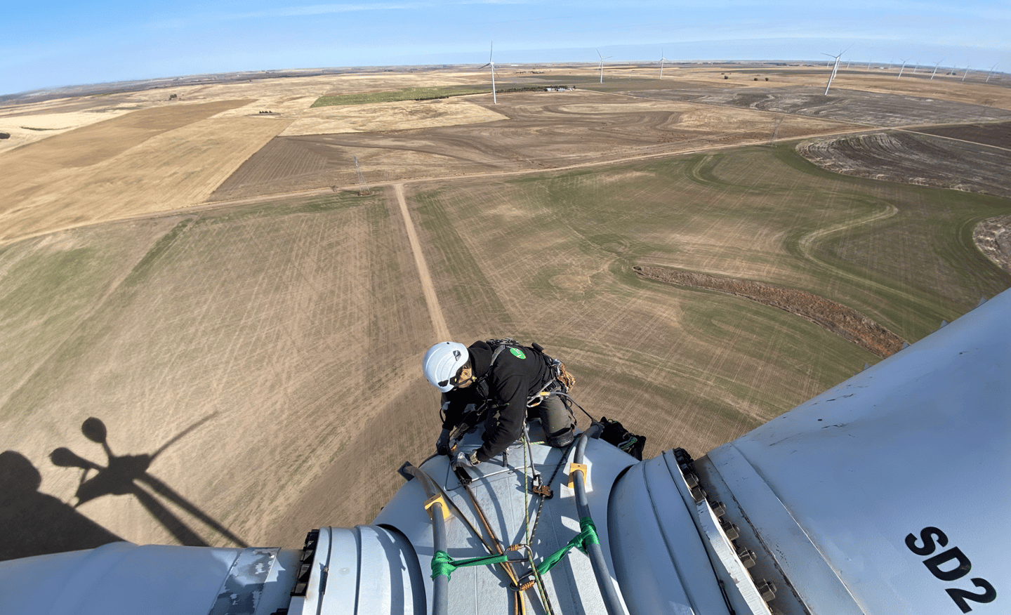 David Garcia Chico haciendo una reparación de un molino eólico