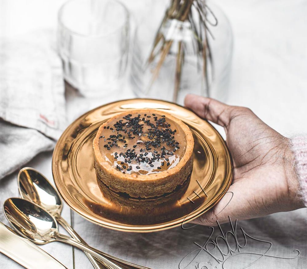 une personne tenant une assiette avec un gâteau dessus