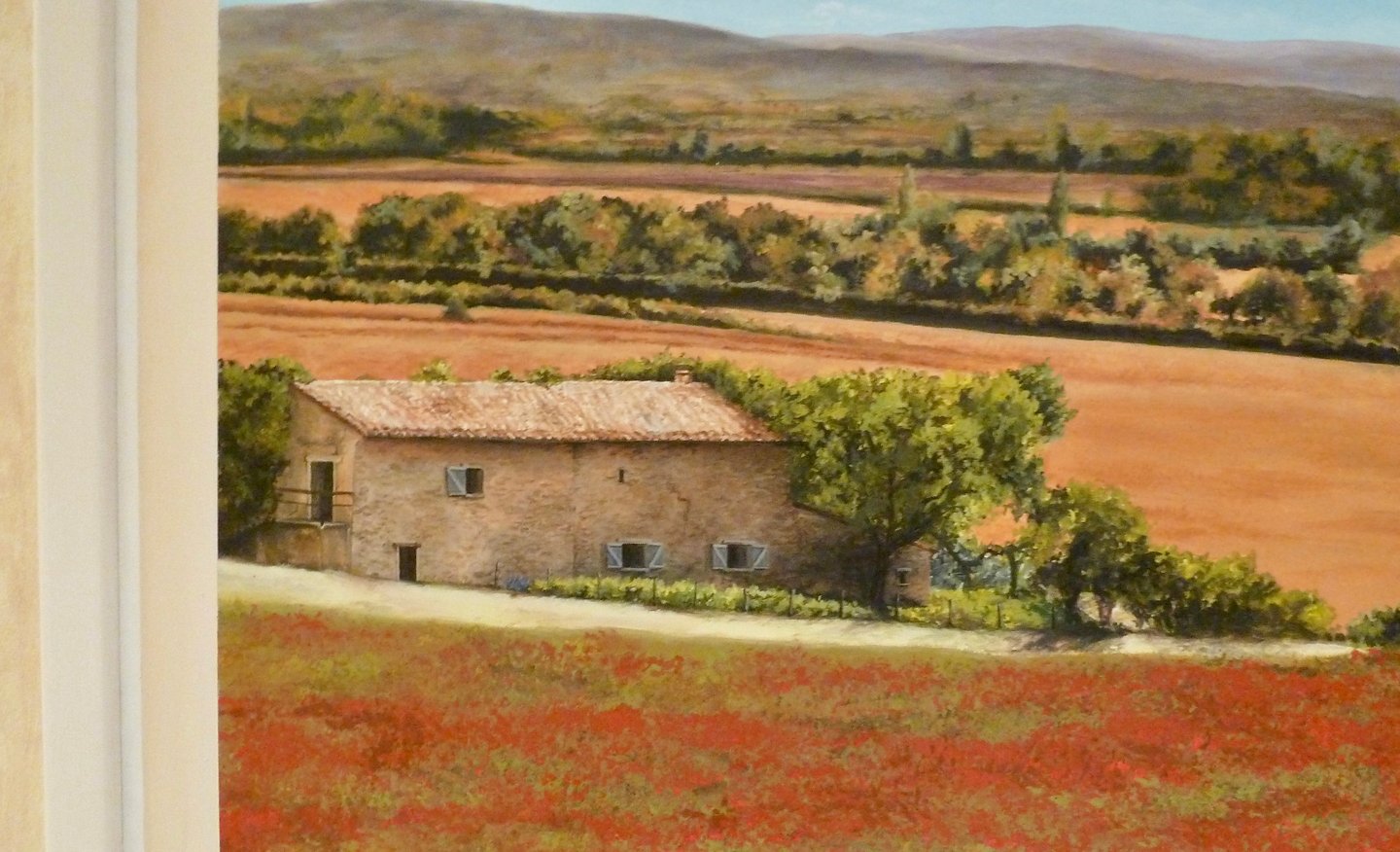 Détails d'une peinture de paysage méditérranéen, une maison en pierre entourée de champs.