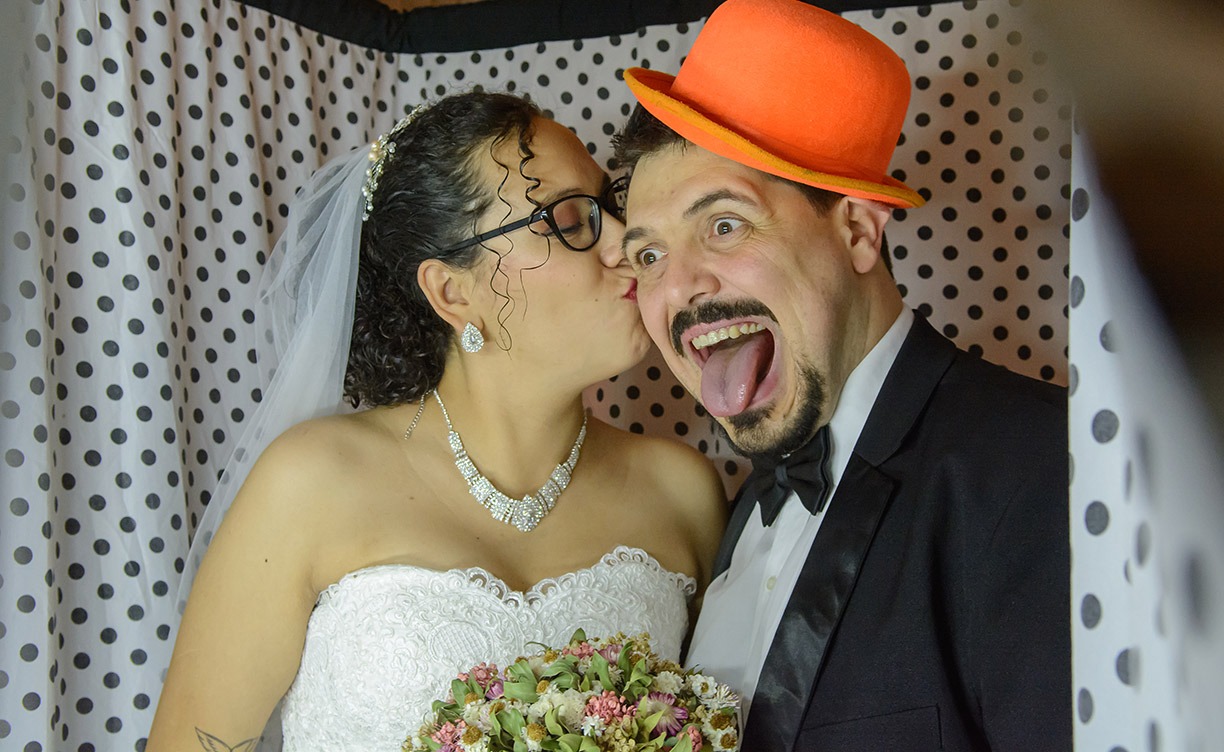 novios en la cabina de fotos