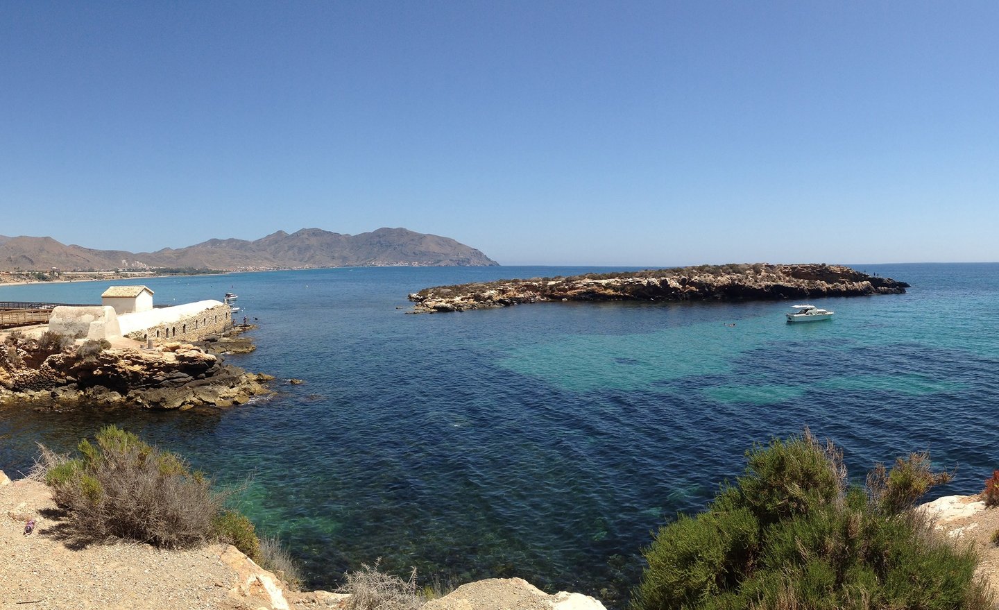 The area around the small island that gives its name to the town of Isla Plana is ideal for snorkeli