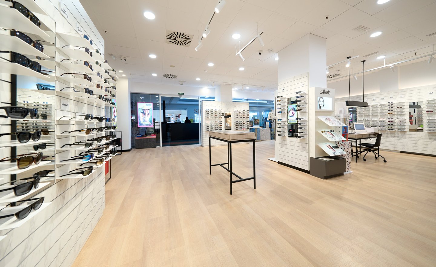 Diseño y reforma integral de óptica comercial por MSDecop.