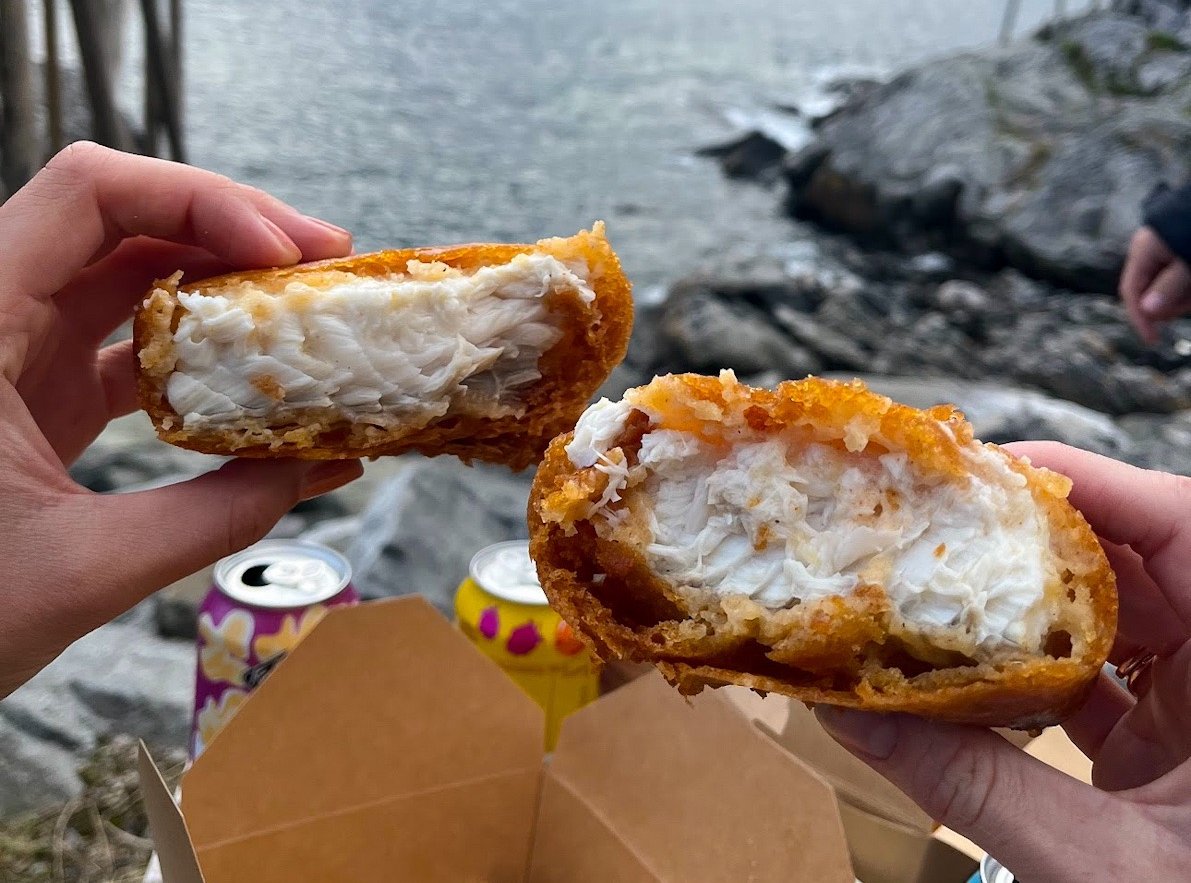 Nærbilde av sprø fish and chips med lokal fisk fra Maritime Munchies ved sjøen i Lofoten