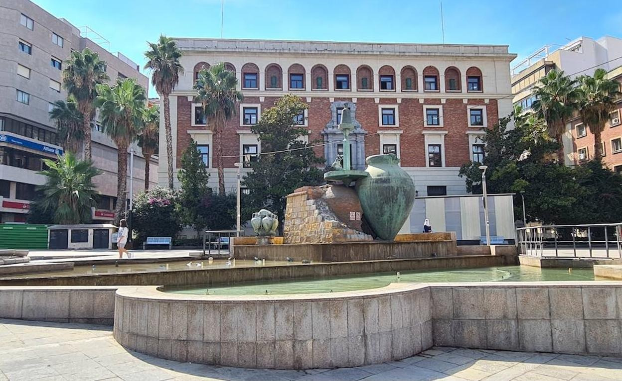 Jaen centro l Asociación de vecinos. Plaza de la Constitución y edificio de la AEAT. Jaén centro