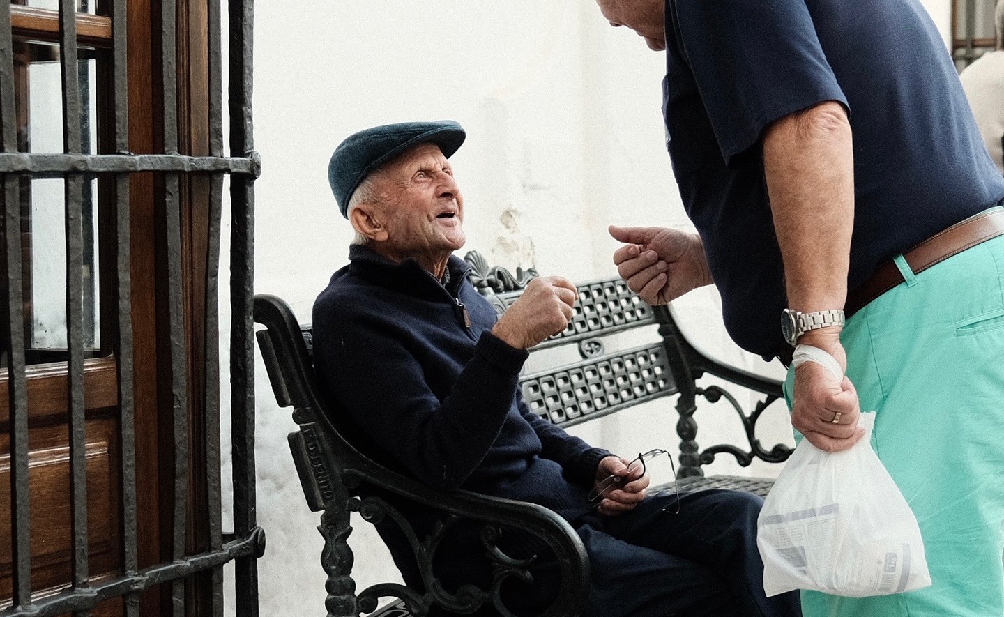 Streetphotography 2 Männer in Malaga die sich unterhalten, Fuji X100V