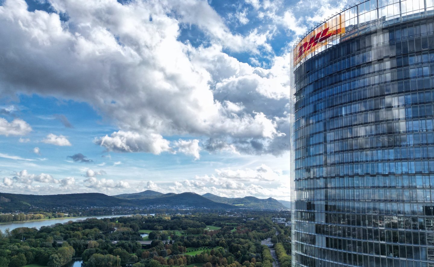 DHL Tower in Bonn, Drohnenaufnahme Rheinaue mit Blick ins Siebengebirge