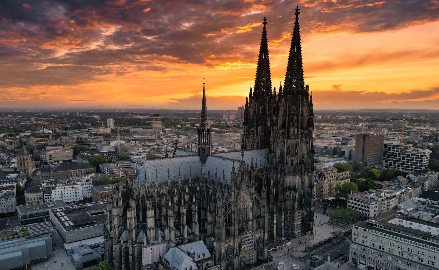 Luftaufnahme des Kölner Dom bei Sonnenuntergang, Drohnenbild
